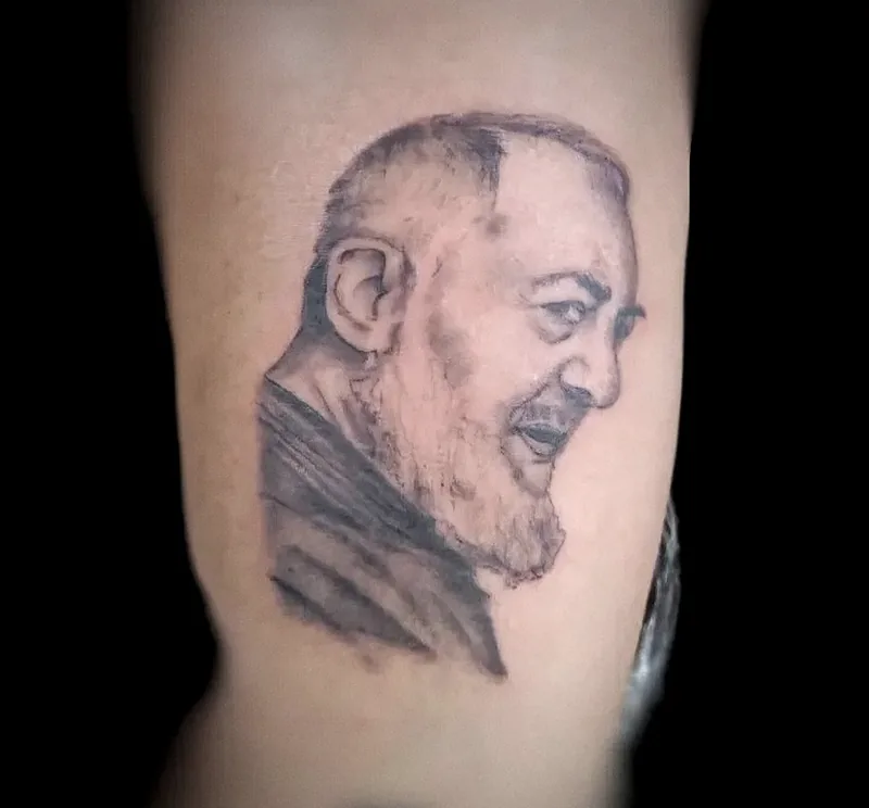 Retrato realista de un hombre mayor con barba, tatuado en el brazo