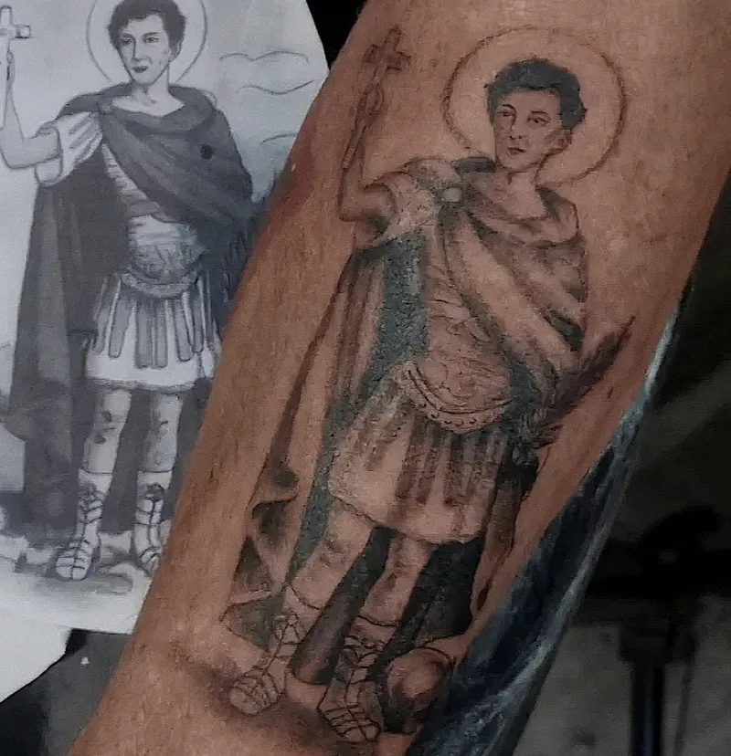Santo guerrero con aureola tatuado en el antebrazo, junto a la estampa de referencia